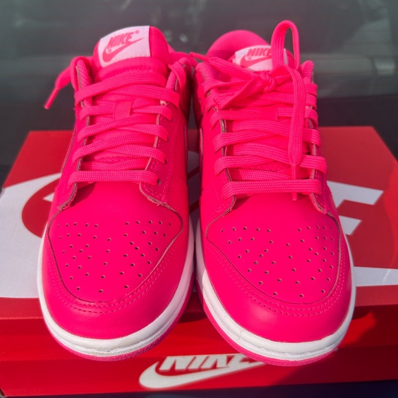 Hyper pink Nike dunks size 7.5 women’s - Picture 3 of 5